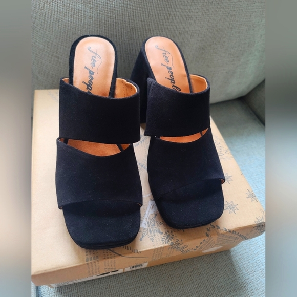 NEW FREE PEOPLE SUEDE BLACK PLATFORM 'Love Is Everywhere' - Picture 1 of 11
